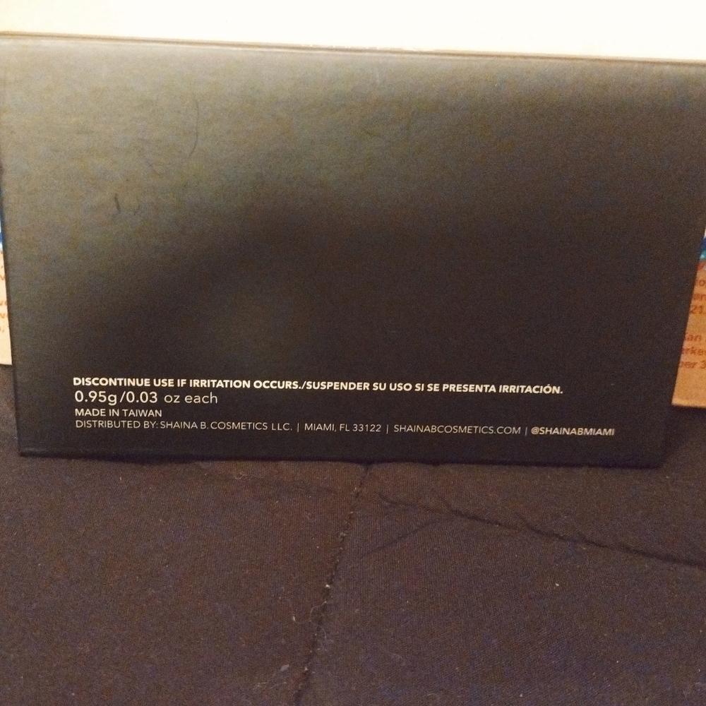 Miami 8 color eyeshadow palette - Picture 2 of 6